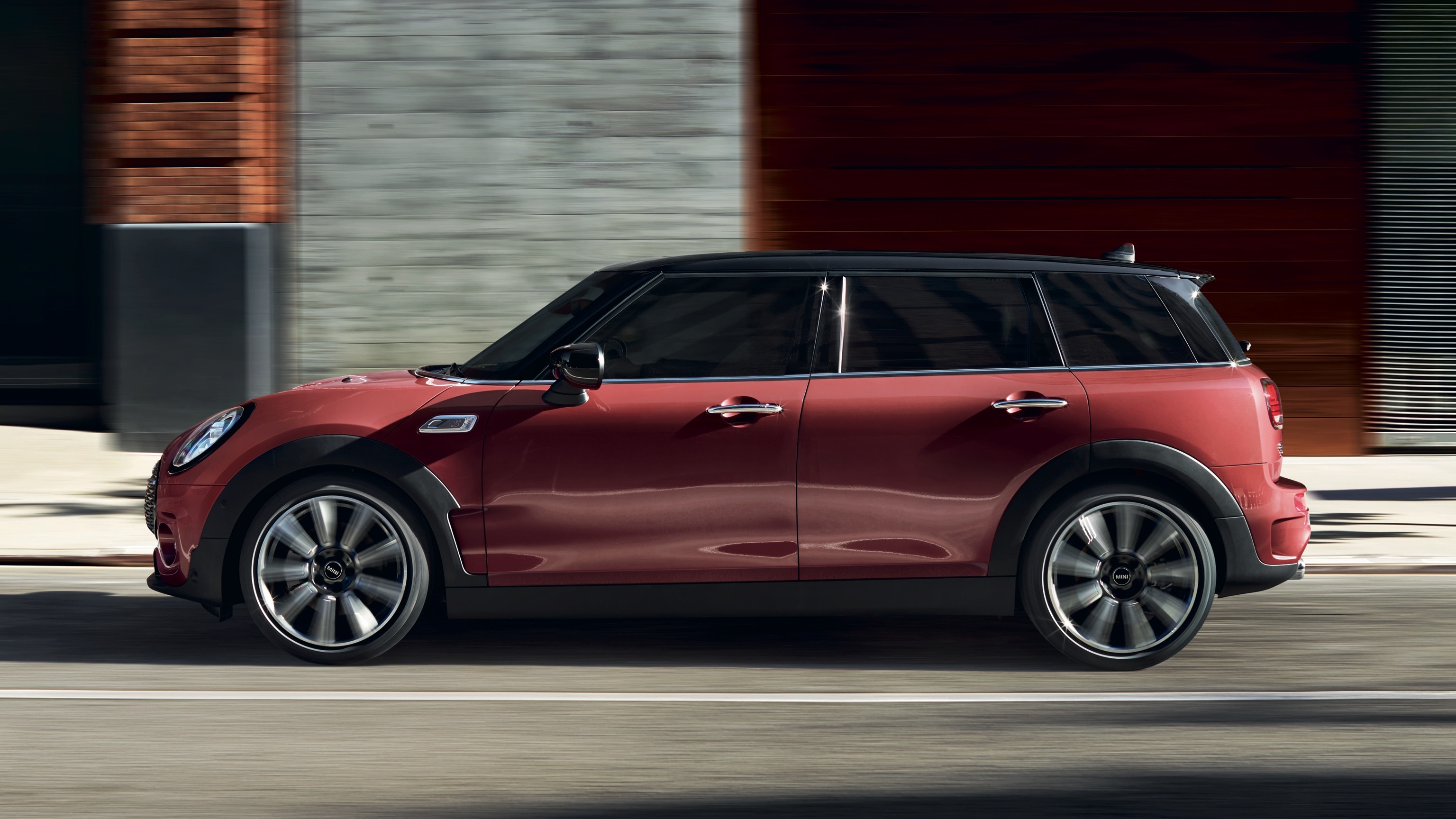 MINI Clubman - kırmızı ve siyah - yandan görünüm MINI Clubman - kırmızı ve siyah - yandan görünüm